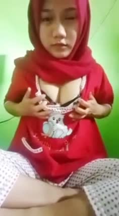 adek jilbab merah