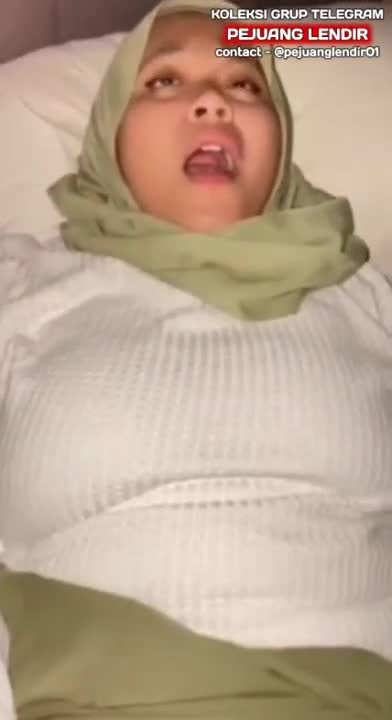 Jilbab selingkuh dengan teman kerja