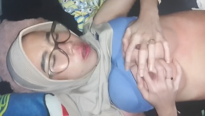 Bokep Indo | Goyangan Hijab Kacamata Nikmat Parah