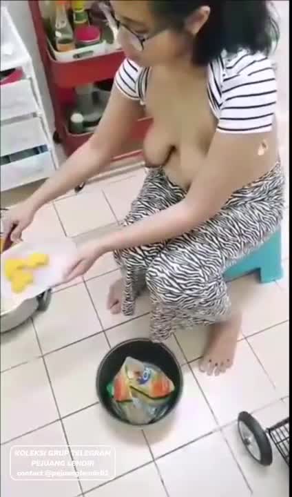 Tante Astri Lagi Masak Diajakin Ngewe