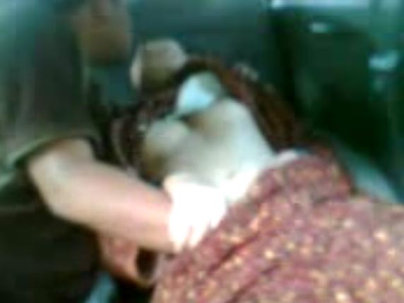 Bokep Ibu Lurah Berjilbab Selingkuh di Mobil