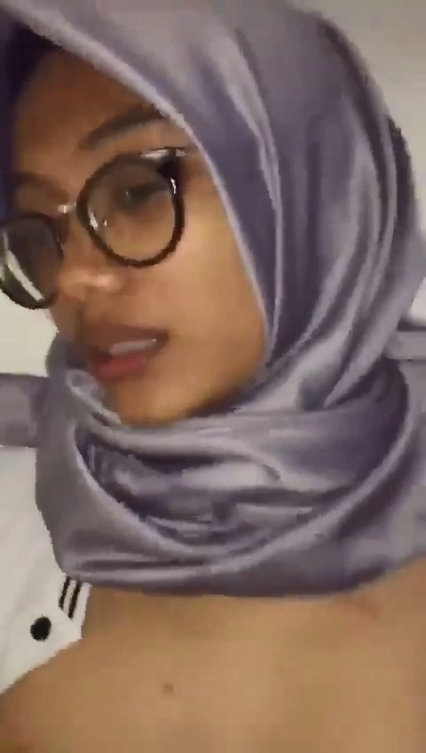 Hijaber Ungu Kacamata