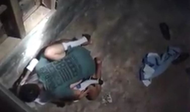 Intip ABG Esemah Mesum di Rumah Kosong