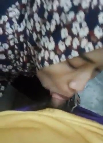 Jilbab Cantik Lagi Ngemot Kontol Pacar Barunya di Tangga